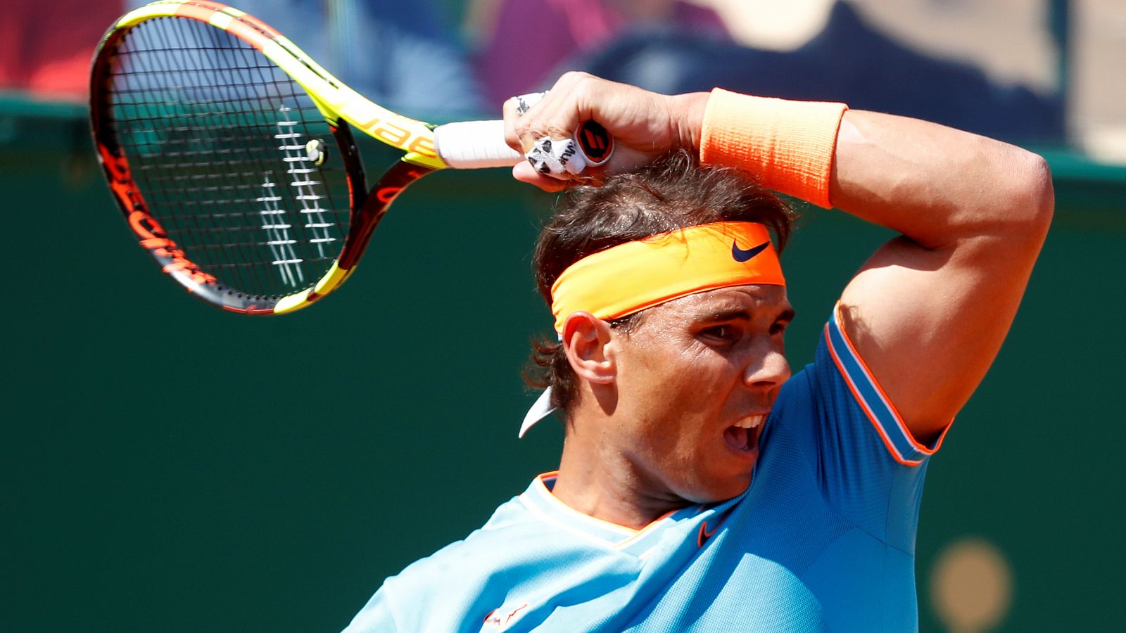 Rafa Nadal devuelve una bola a Roberto Bautista en su debut en Montecarlo.