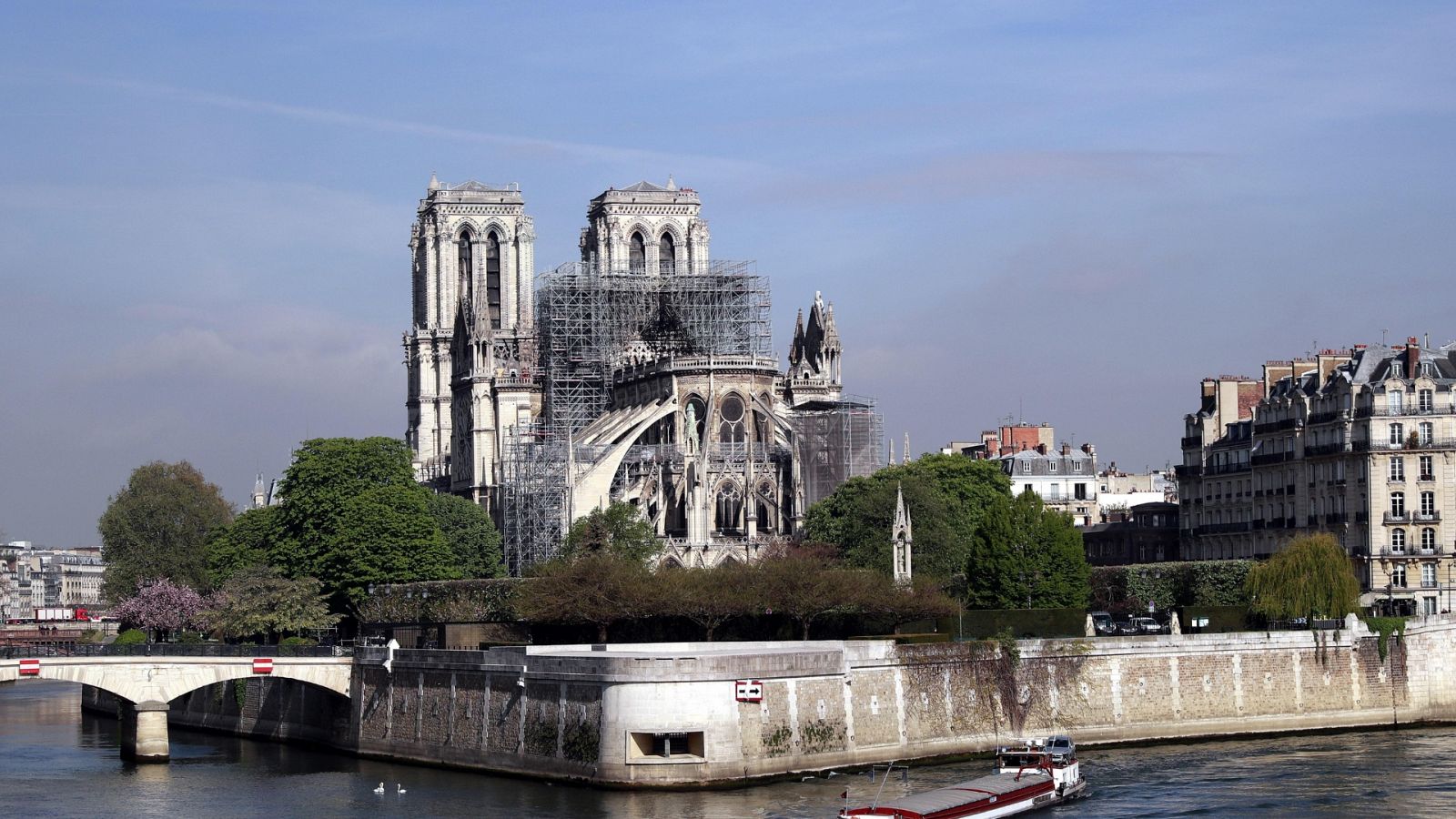 Los bomberos de París temen por la estabilidad del frontón de las fachadas laterales de Notre Dame.
