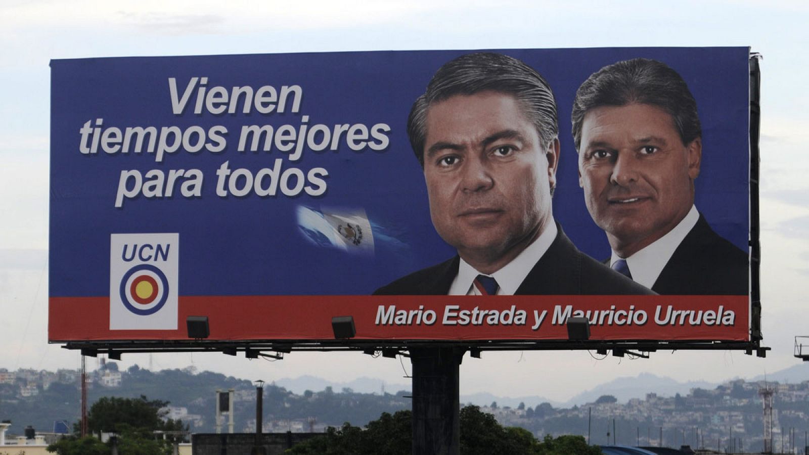 Imagen realizada en 2011 donde se muestra una valla de la campaña electoral del candidato presidencial Mario Estrada (i) del partido Unión del Cambio Nacional (UCN) en Guatemala.