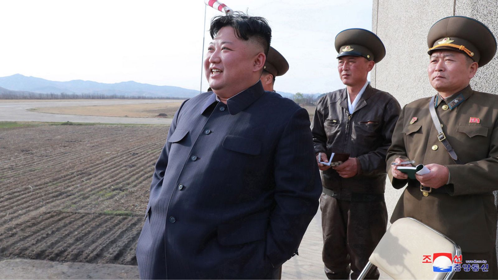 Fotografía cedida por la Agencia Central de Noticias de Corea del Norte (KCNA), muestra al líder norcoreano Kim Jong-un (i) mientras supervisa un ejercicio de vuelo