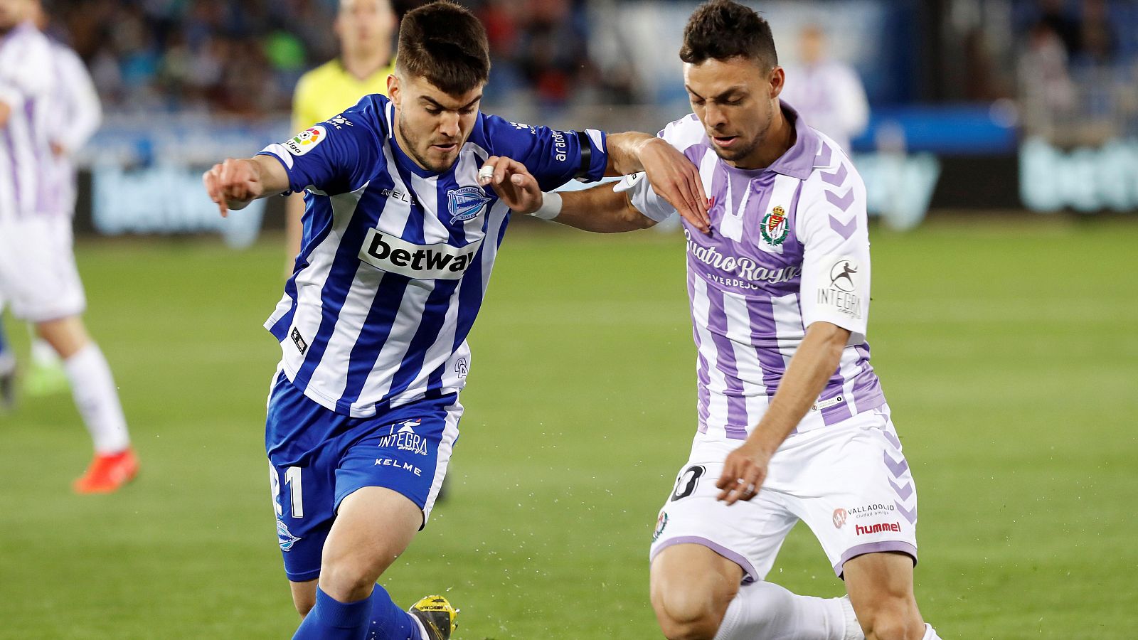 El centrocampista del Real Valladolid Óscar Plano (d) juega un balón ante Martín Aguirregabiria, del Deportivo Alavés.