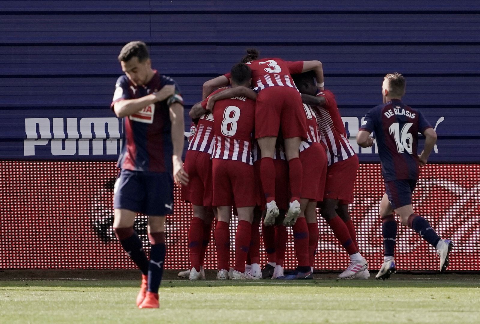 Los jugadores del Atlético celebran el gol de Lemar en casa del Eibar.