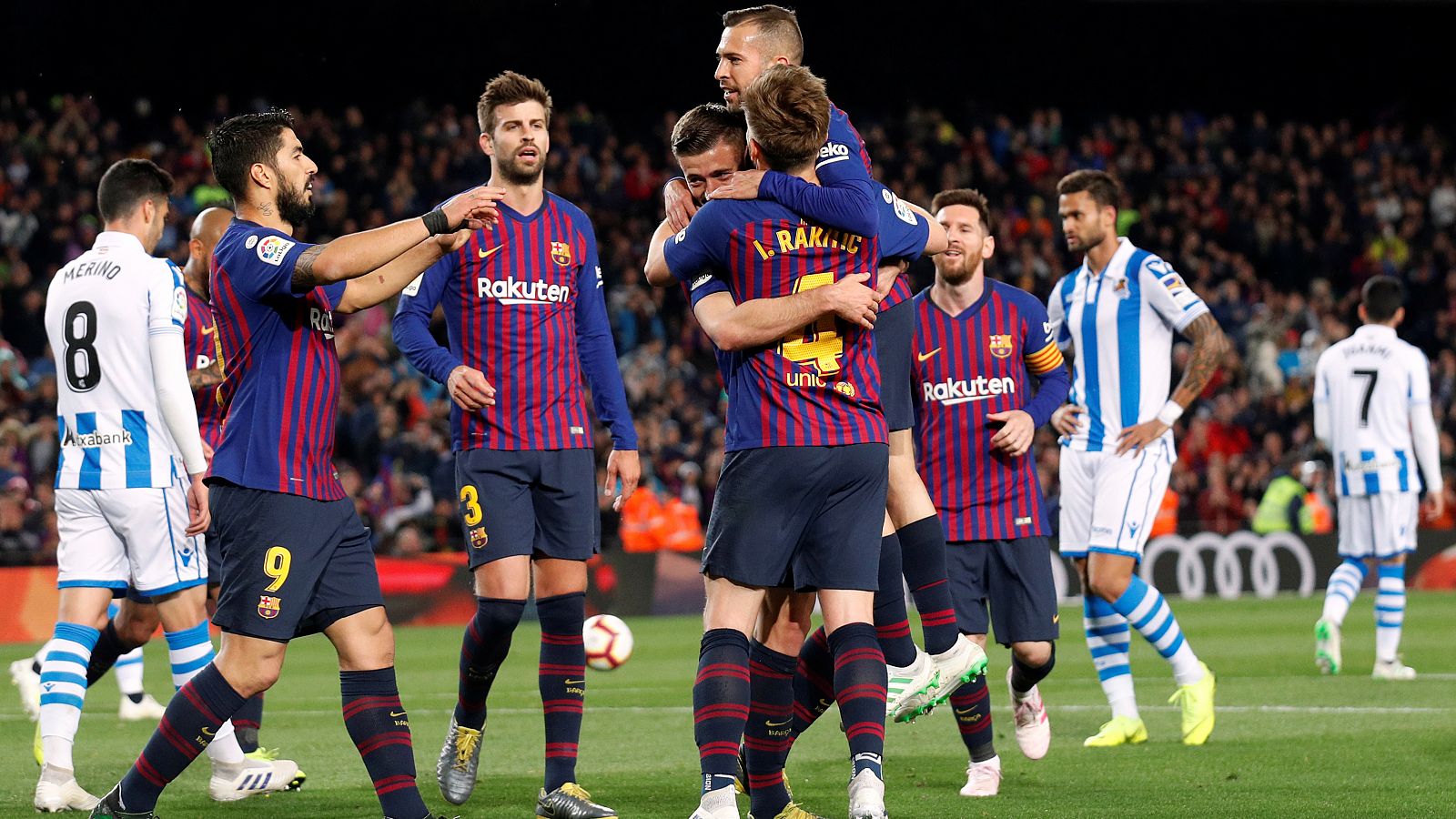 Los jugadores del Barça celebran el gol de Lenglet.