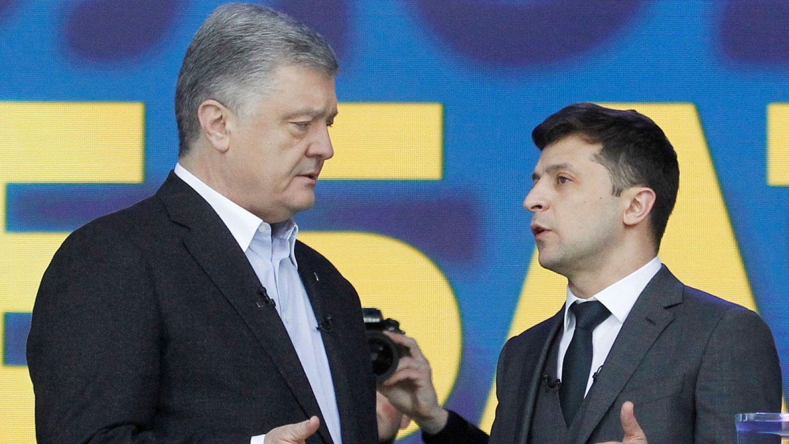 Los candidatos presidenciales Petró Poroshenko (i) y Vladímir Zelenski (d) durante el debate celebrado en el estadio Olímpico de Kiev (Ucrania).
