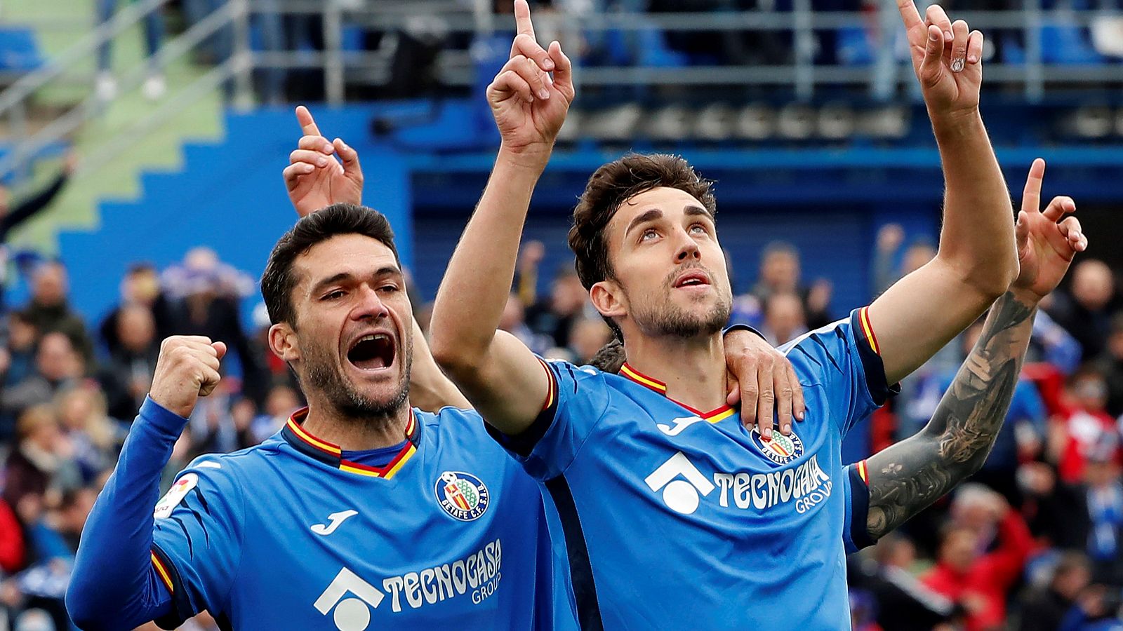Los jugadores del Getafe Jaime Mata (d) y su compaÃ±ero Jorge Molina (i) celebran un gol contra el Sevilla.
