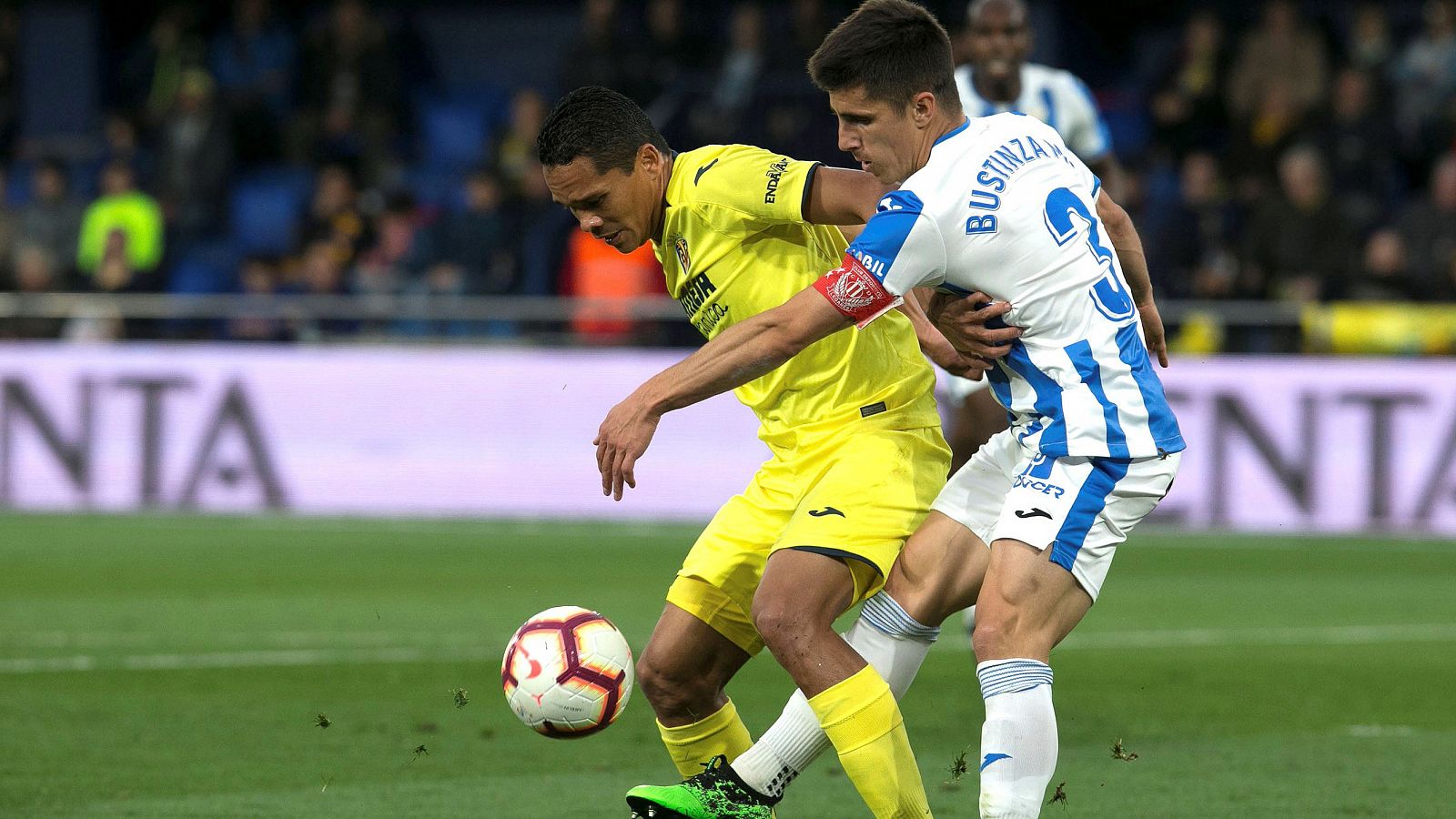 El delantero colombiano del Villarreal Carlos Bacca (i) protege el balón ante Unai Bustinza, del Leganés.