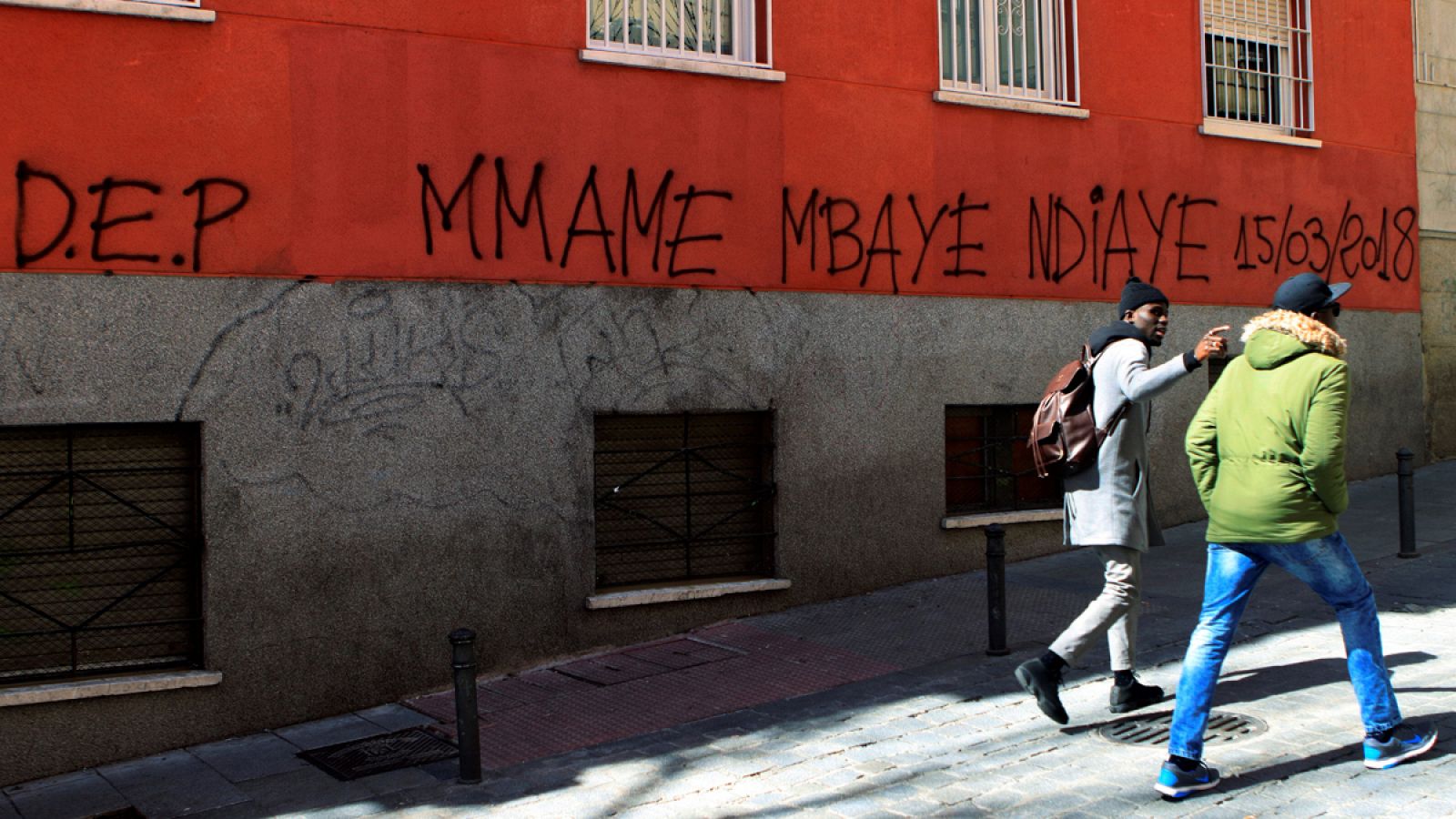 Imagen de archivo de Lavapiés donde se lee una pintada en memoria del mantero fallecido