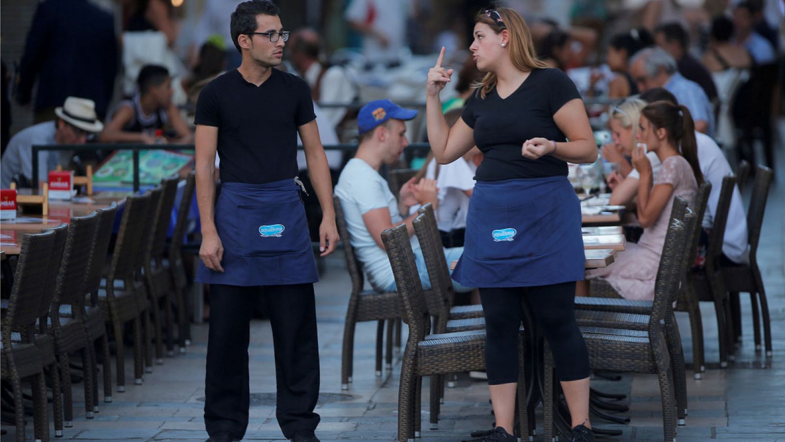 Dos camareros hablan en una terraza en Ronda