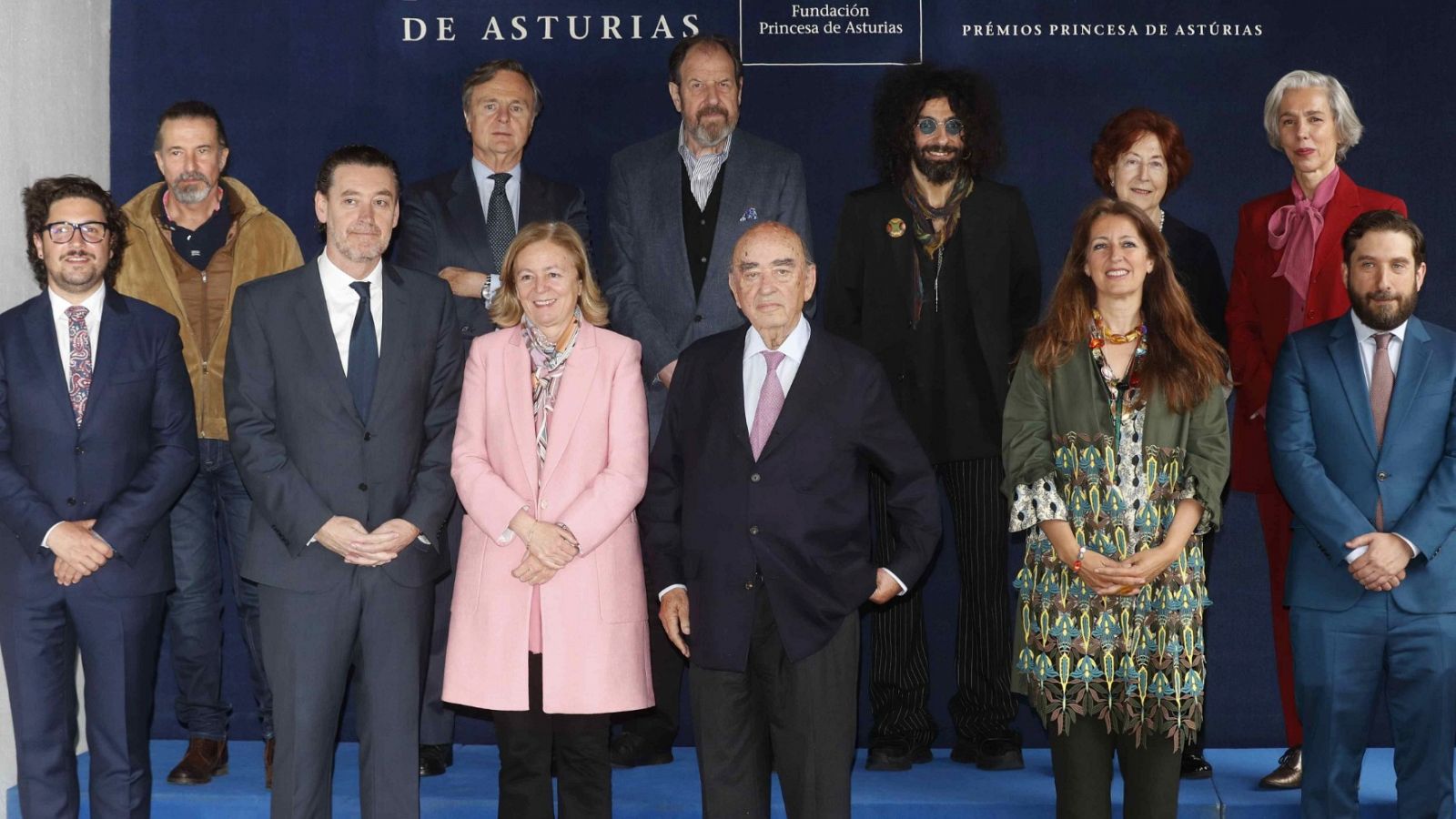 Los doce miembros del jurado del Premio Princesa de Asturias de las Artes, presidido por el director del museo de Bellas Artes de Bilbao, Miguel Zugaza (segundo por la izquierda)