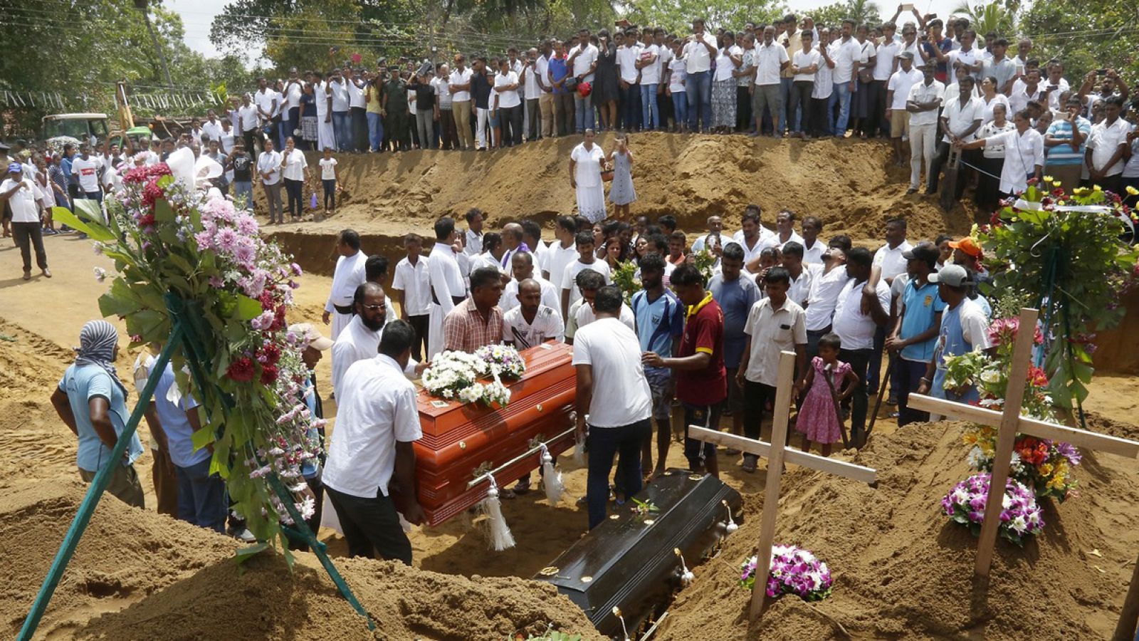 Familiares y amigos entierran a algunas de las víctimas de los atentados en Colombo, Sri Lanka, este martes. EFE/ M.a. Pushpa Kumara