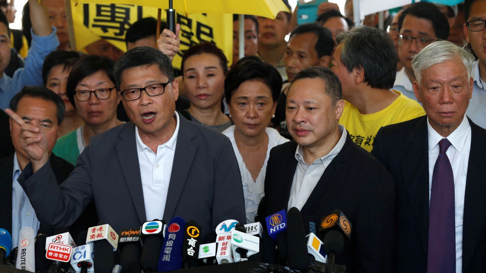 Los fundadores del movimiento por la democracia de Hong Kong, Chan Kin-man, Benny Tai y Chu Yiu-ming, llegan al tribunal. REUTERS/Tyrone Siu