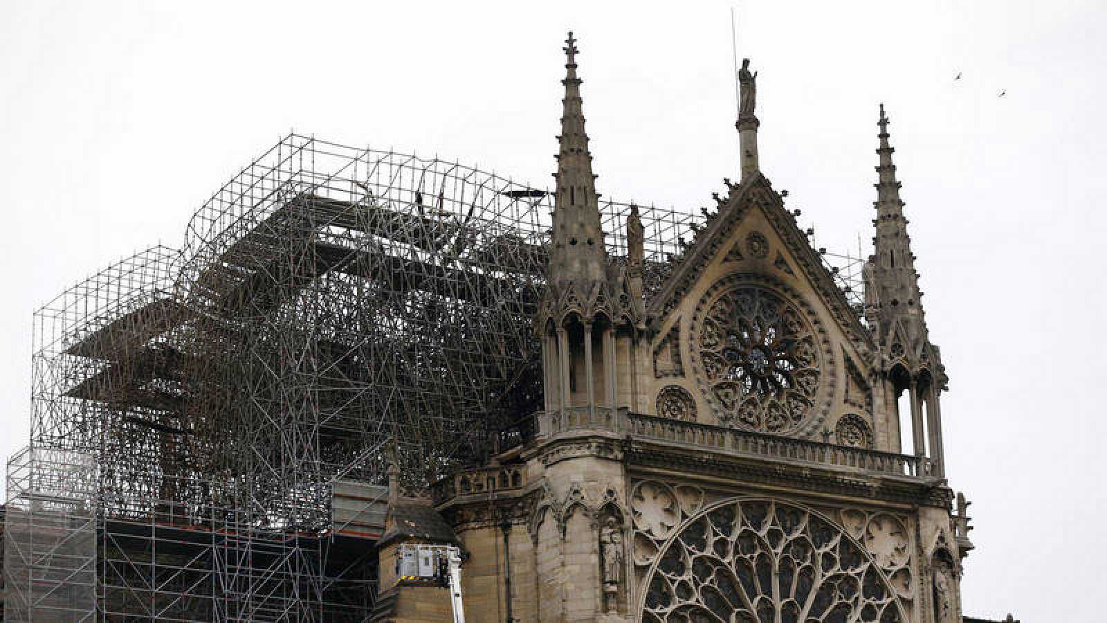 Vista de parte de la estructura la catedral de Notre Dame afectada por el incendio