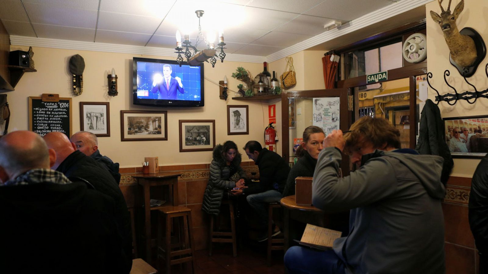 Un bar emite el debate electoral en Ronda