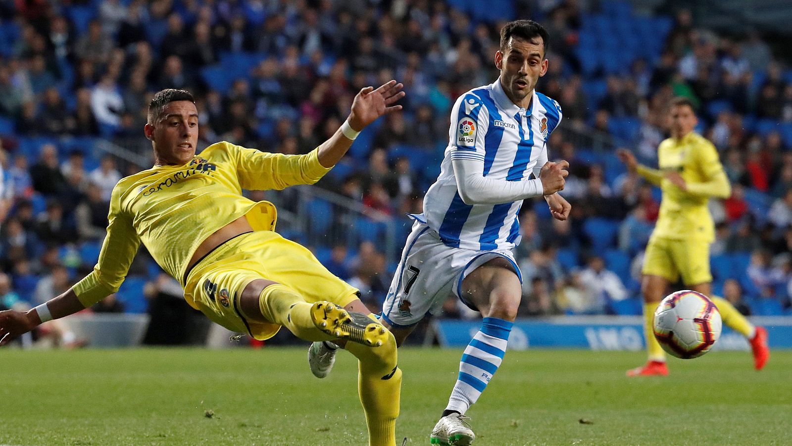 El delantero de la Real Sociedad Juanmi (d) lucha un balón con el argentino Funes Mori, del Villarreal.