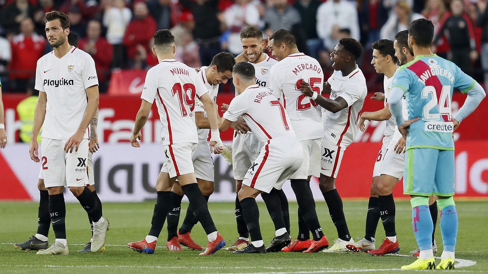 Los jugadores del Sevilla FC celebran el gol de Wissam Ben Yedder.
