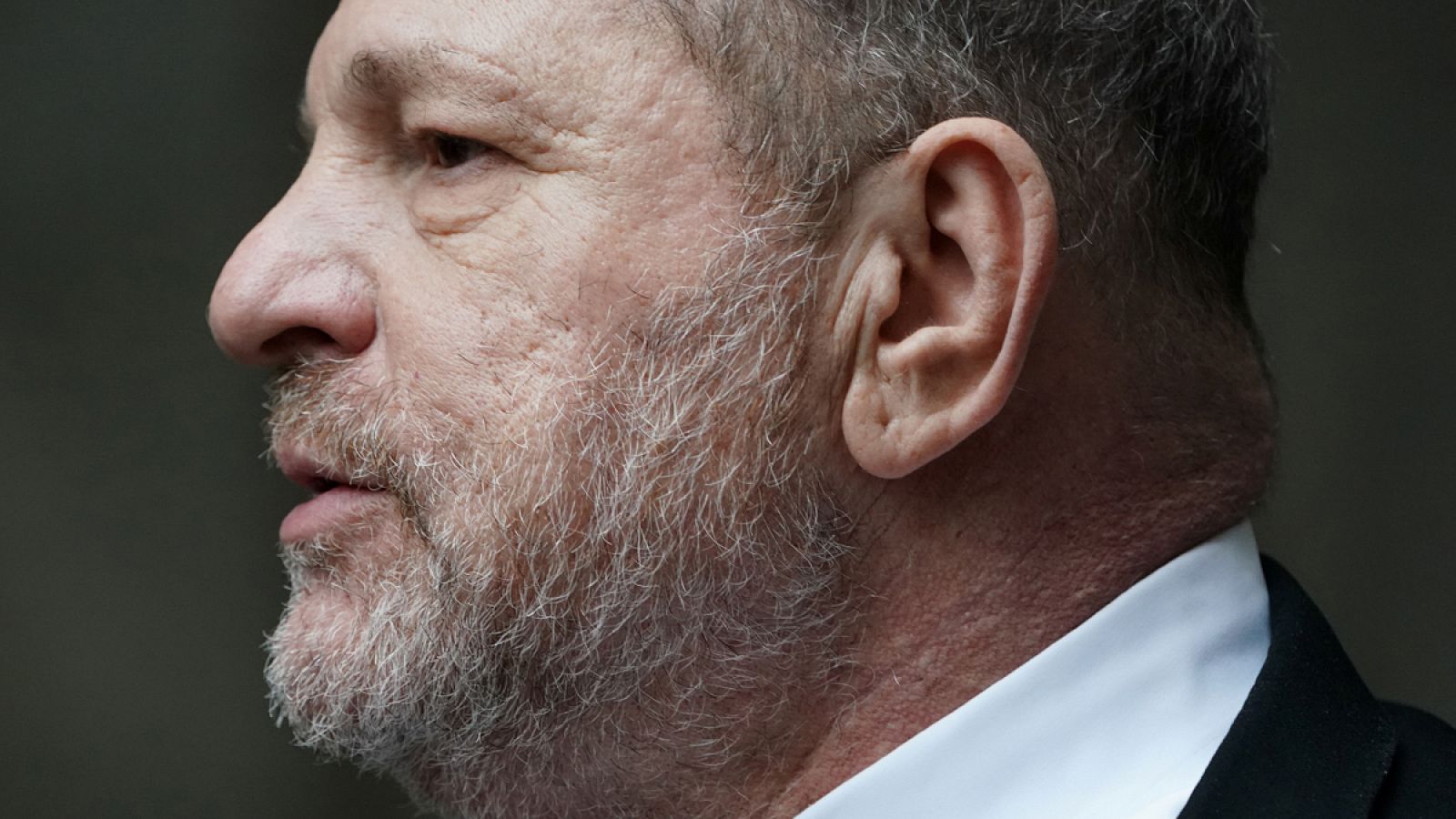 El productor de cine Harvey Weinstein al salir de una audiencia judicial en Nueva York