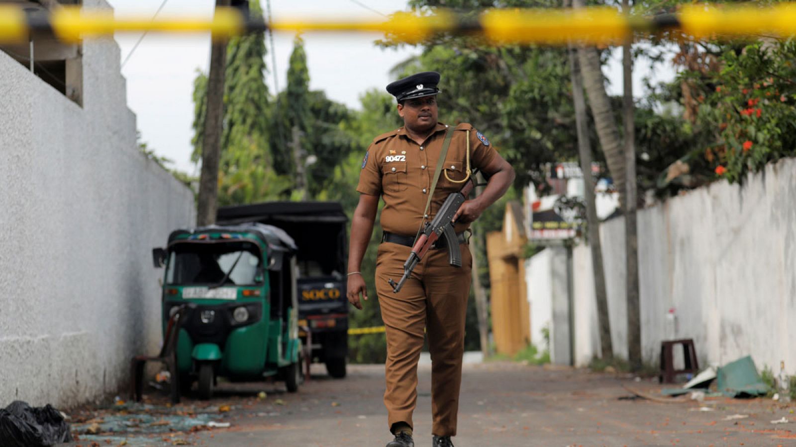 Un policía de Sri Lanka camina armado por una calle.