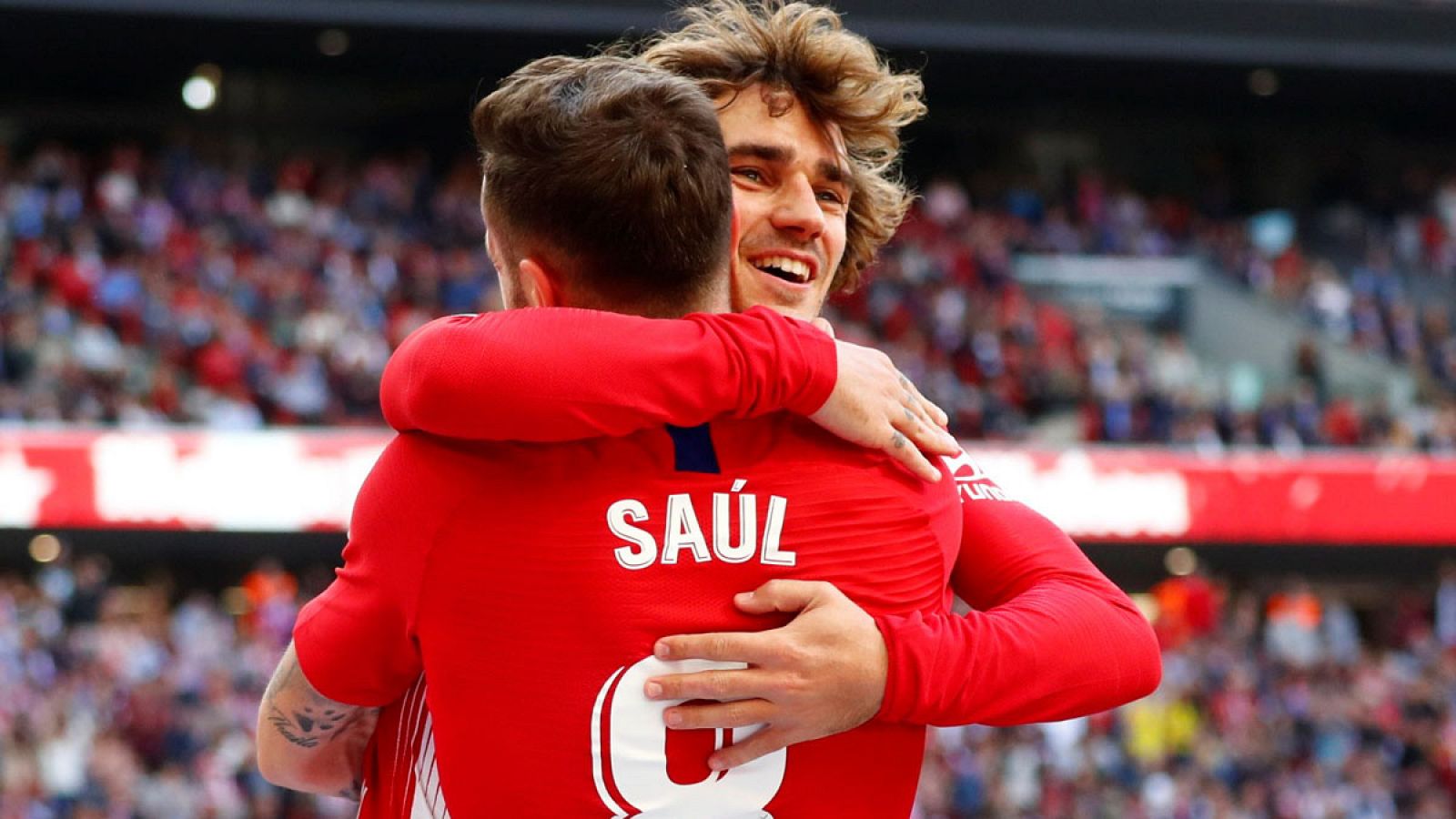 Saúl Níguez celebra con Antoine Griezmann el único gol del partido.