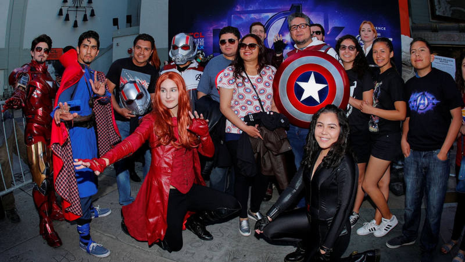 Fans de los Vengadores antes del estreno de la película en el TCL Teatro Chino en Hollywood, Los Angeles