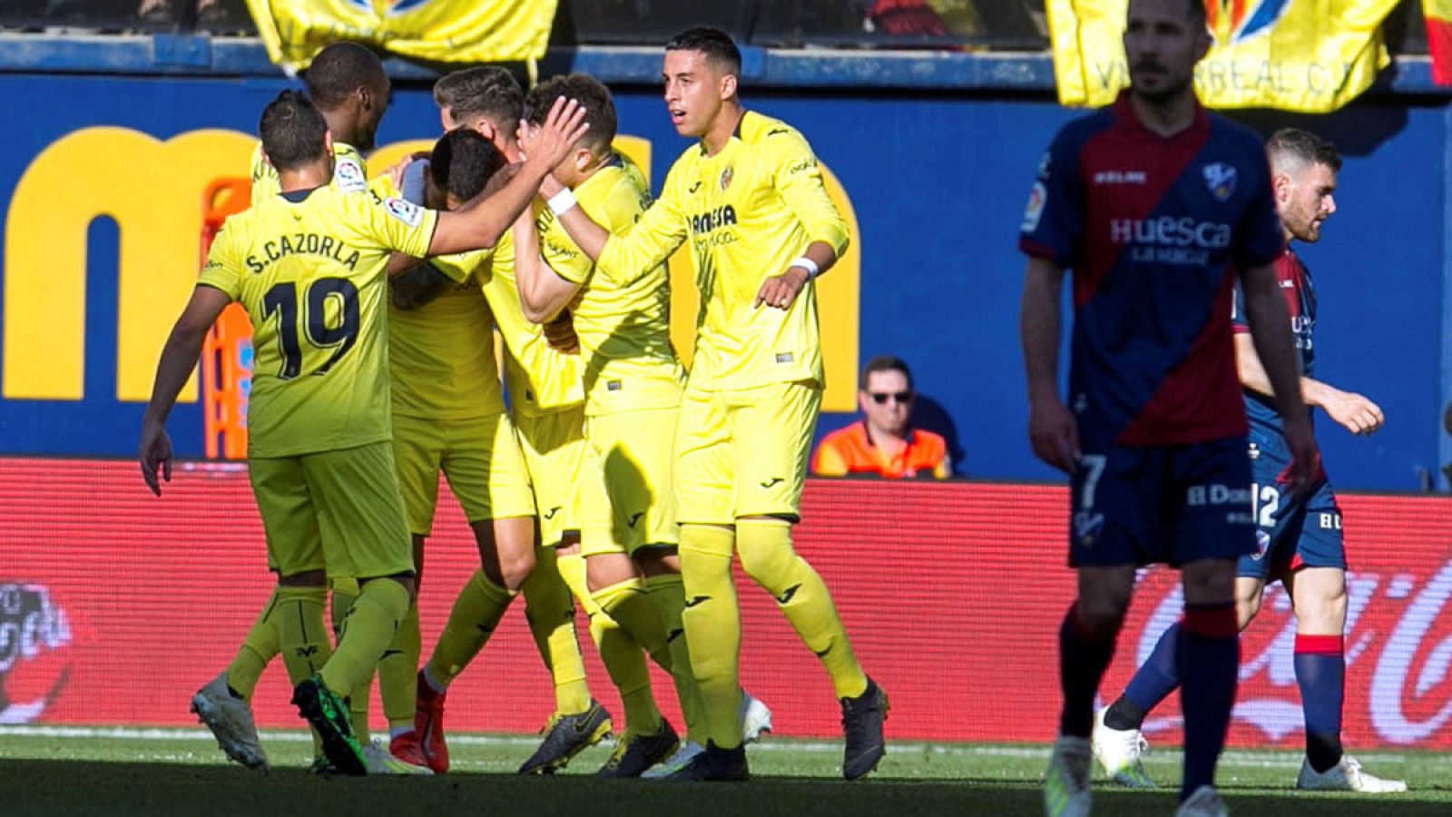 Los jugadores del Villarreal celebran el primer gol