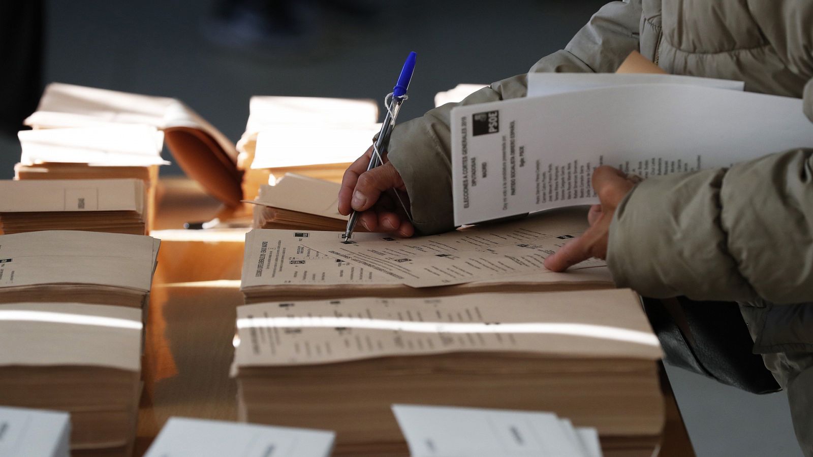 Elecciones generales 2019 - Papeletas en un colegio electoral