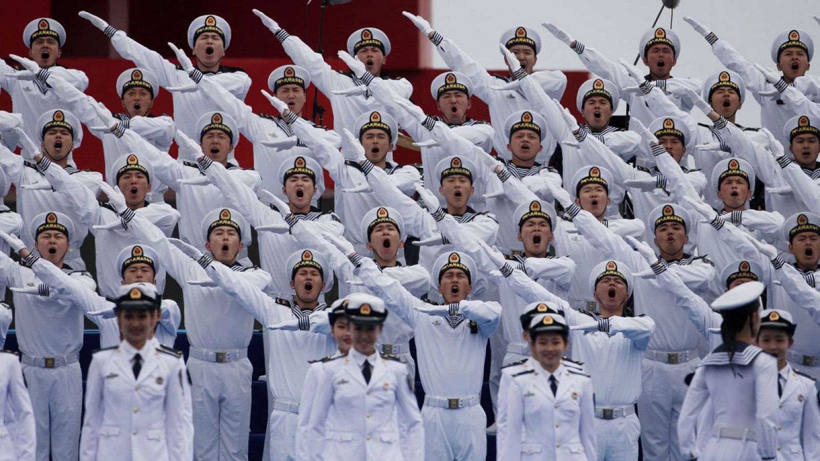 Tropas celebrando el 70 aniversario de la Marina del Ejército Popular de Liberación de China, este lunes en Qingdao