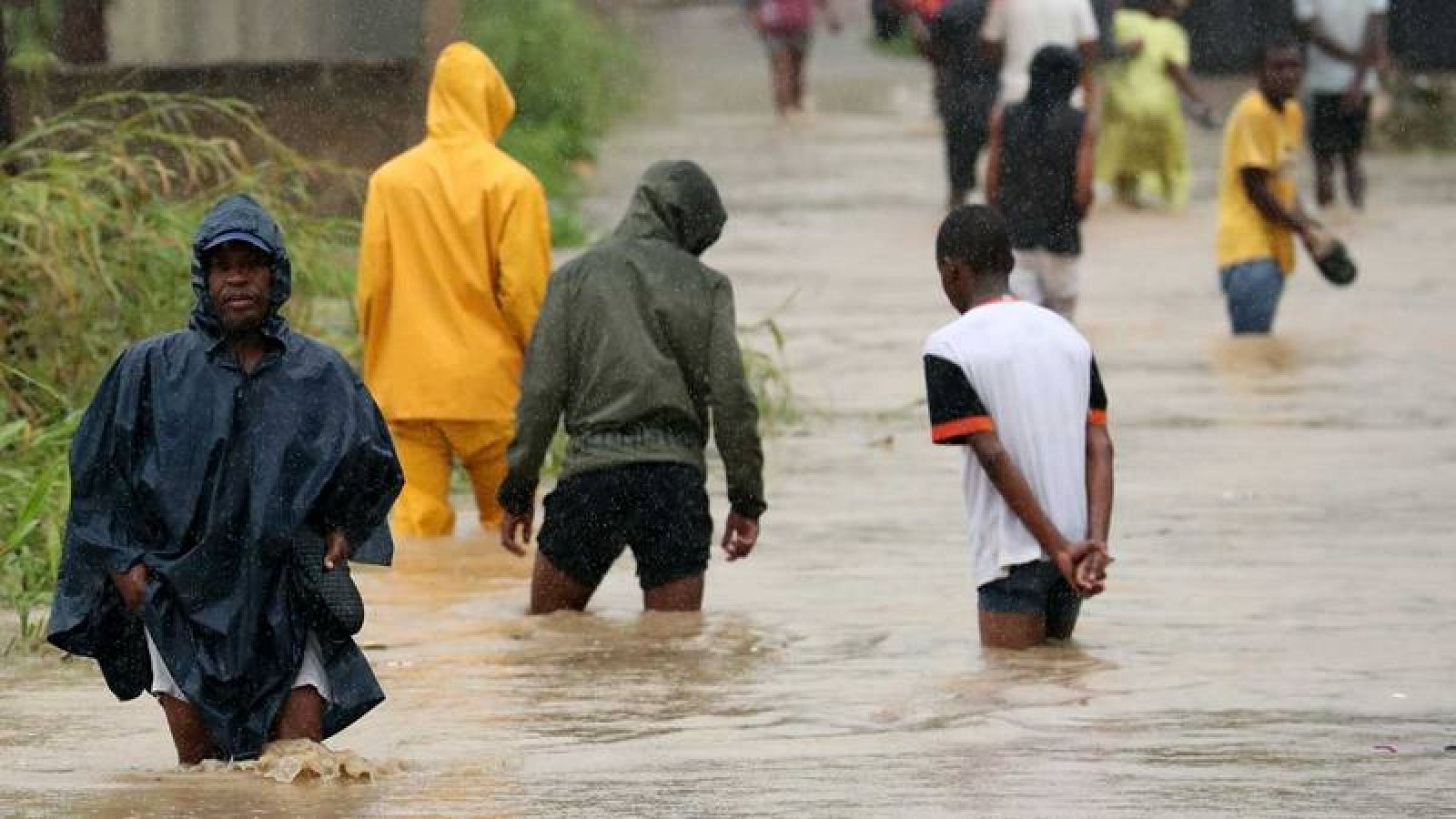  En Pemba, que hasta el domingo era de las ciudades menos afectadas por el paso del ciclón, en las últimas 24 horas cayeron fuertes lluvias y la previsión es que siga diluviando.