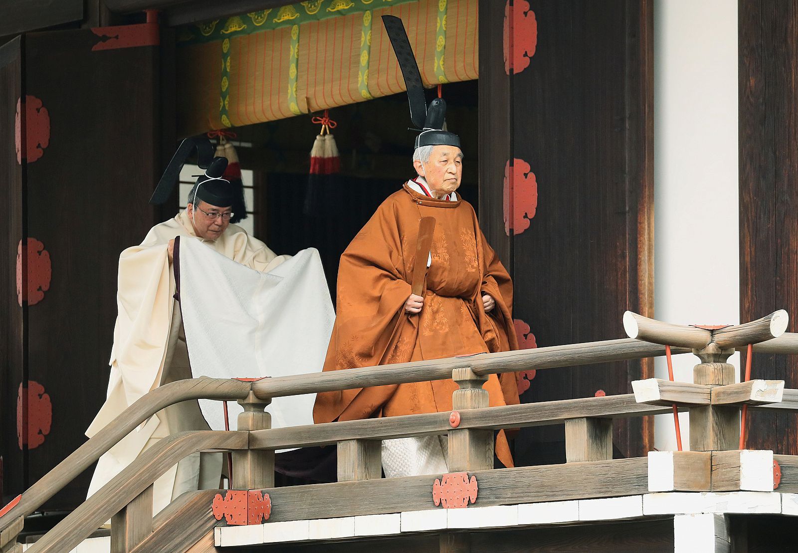 Akihito, durante el ritual previo a la abdicación conocido como Taiirei-Tojitsu-Kashikodokoro-Omae-no-gi, en el que debe expresar su voluntad de retirarse del trono.