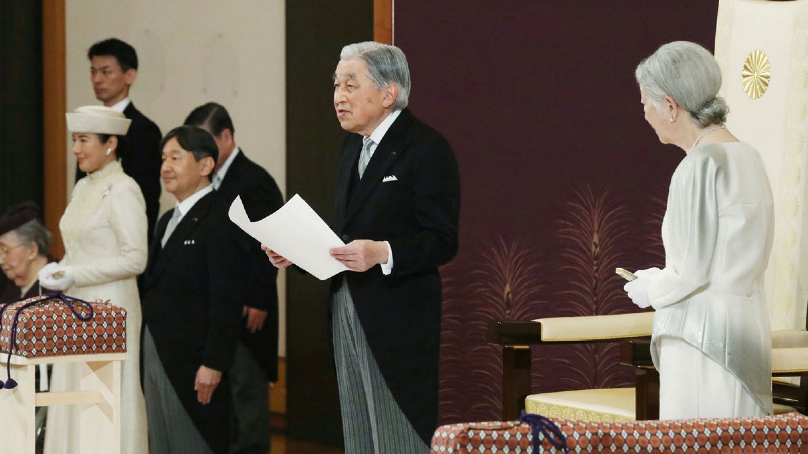 Akihito pronuncia sus últimas palabras públicas como emperador acompañado por su esposa Michiko, su sucesor Naruhito y la que será nueva emperatriz, la princesa Masako.