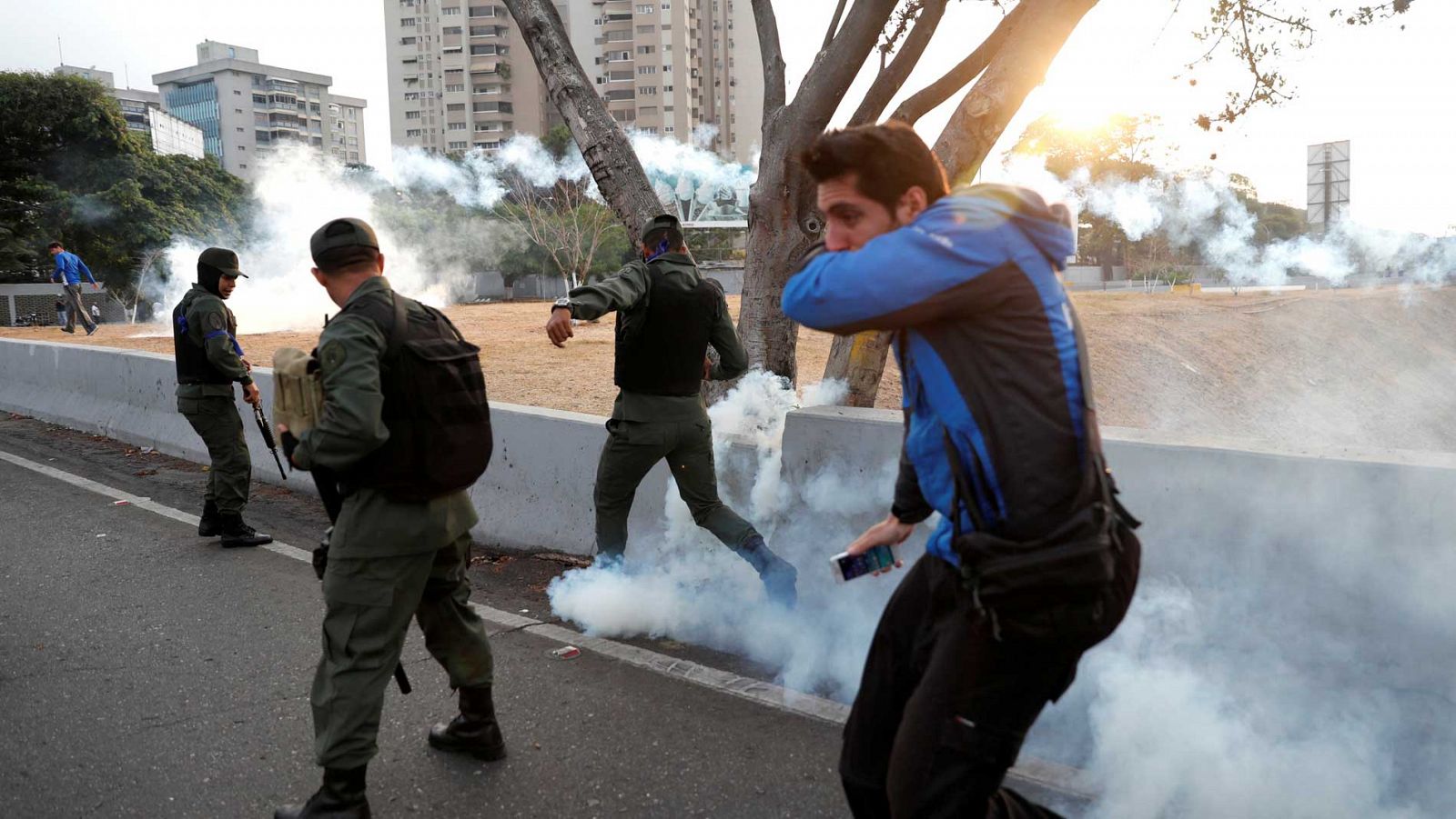 Gases lacrimógenos contra el grupo de militares que apoya a Juan Guaidó.