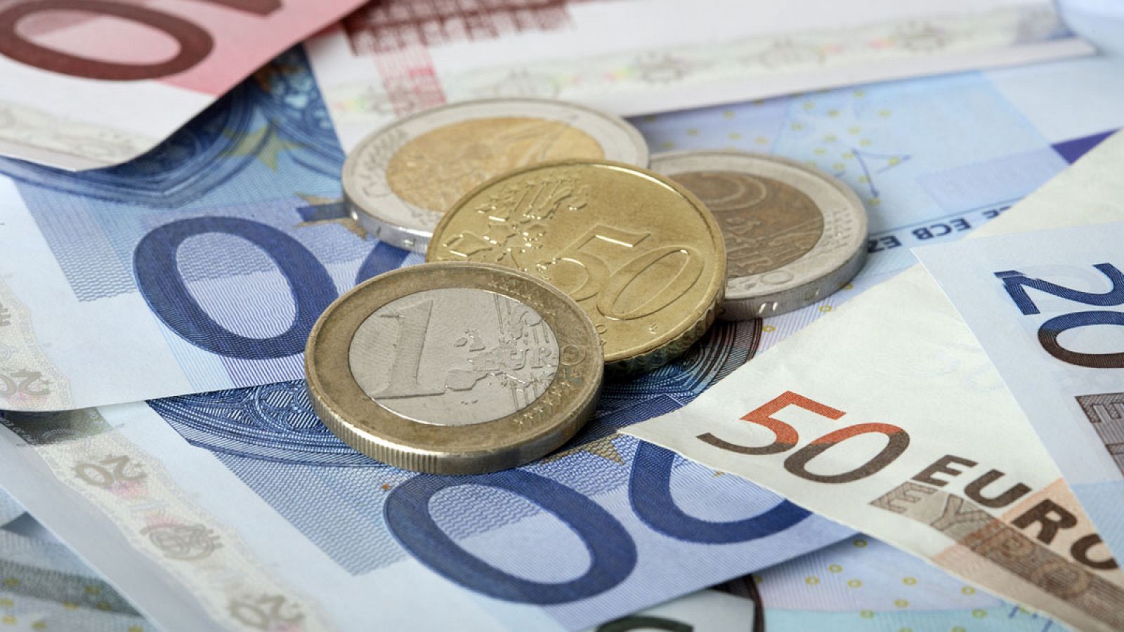 Imagen de archivo de moendas y billetes de euros / iStock