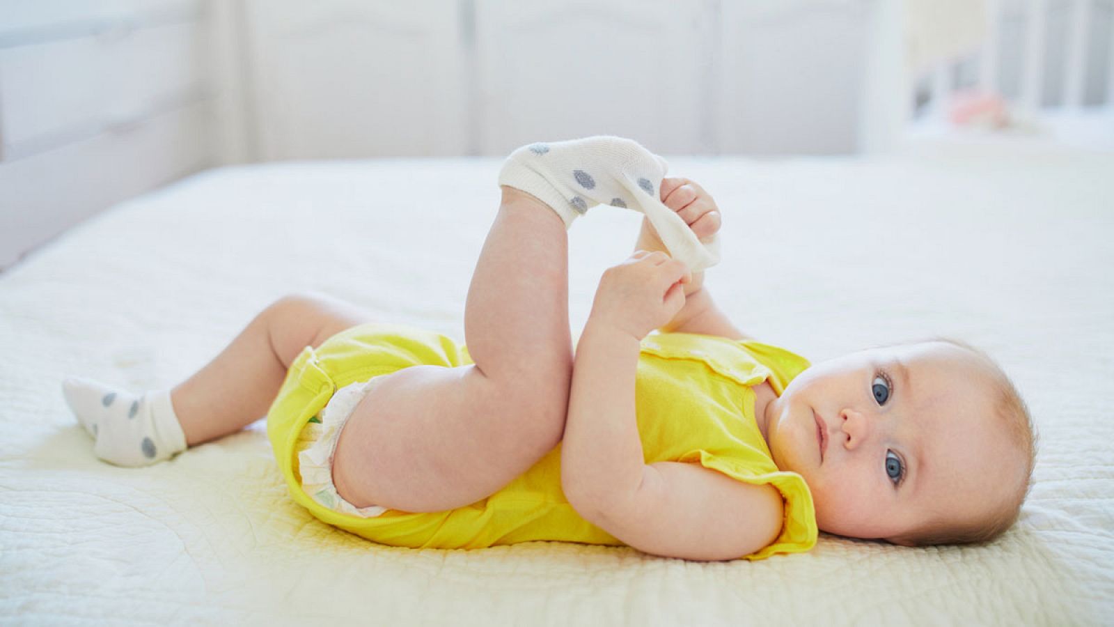 Un bebé juega con un calcetín