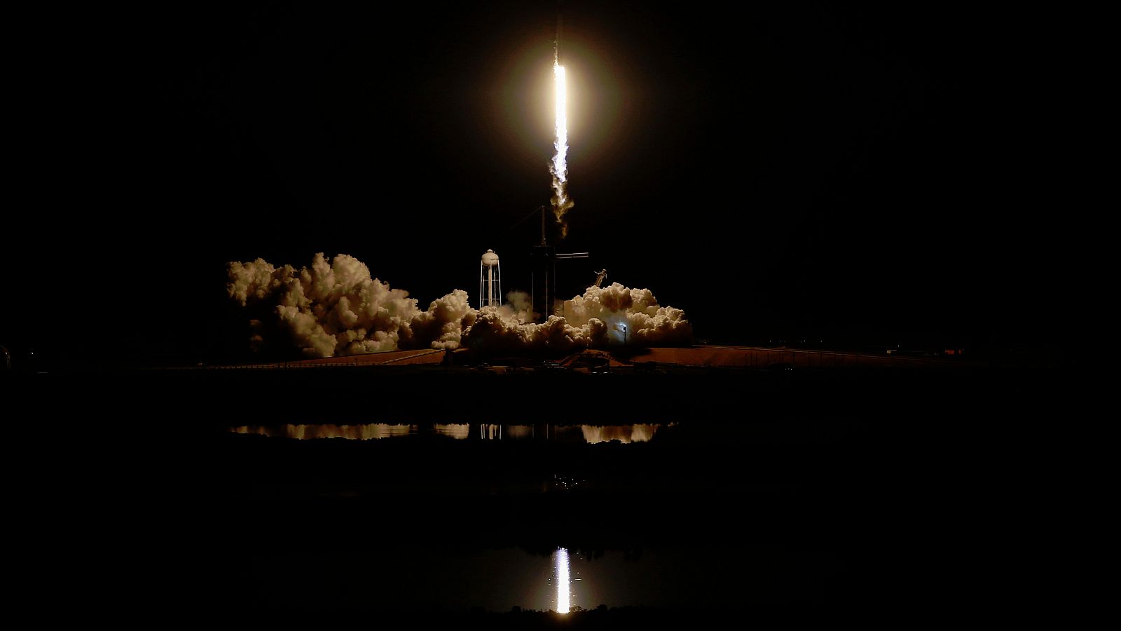 Imagen de archivo de un cohete SpaceX Falcon 9, que transporta la nave espacial Crew Dragon, en un vuelo de prueba no tripulado.