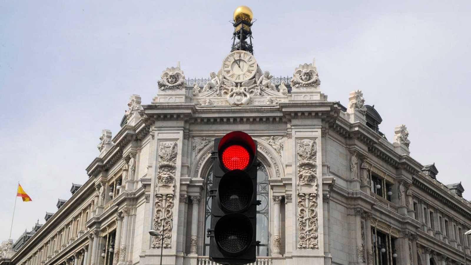 Fachada del Banco de España con un semáforo en rojo