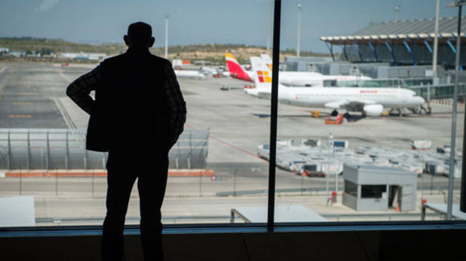 Un hombre mirando los aviones en el aeropuerto Adolfo Suárez Madrid-Barajas.
