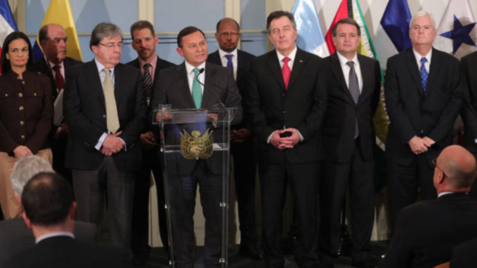 El ministro de Relaciones Exteriores de Perú, Néstor Popolizio (c), hablando junto varios de sus homólogos durante una declaración del Grupo de Lima a la prensa.