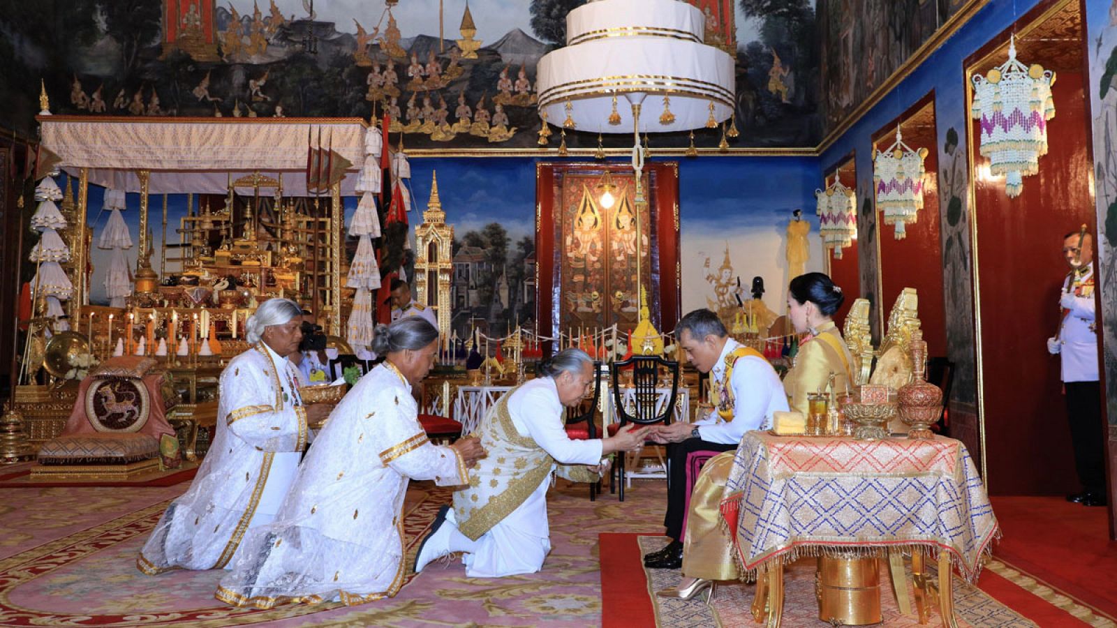 Tailandia corona a su rey en medio de la incertidumbre política