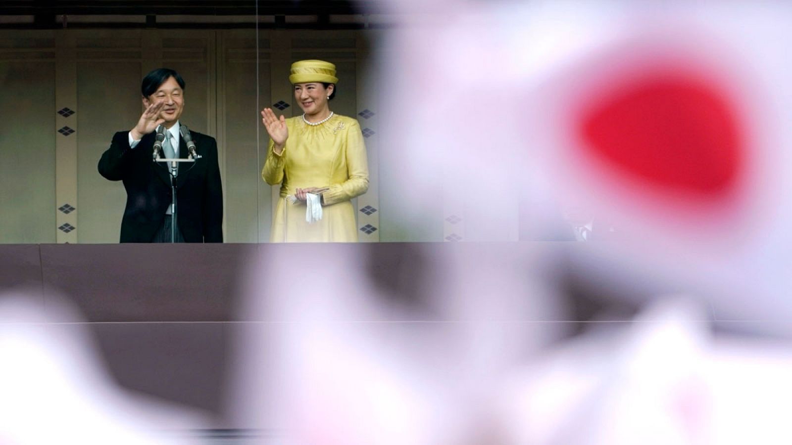 El emperador Naruhito y la Emperatriz Masako durante su primer saludo al pueblo de Japón.