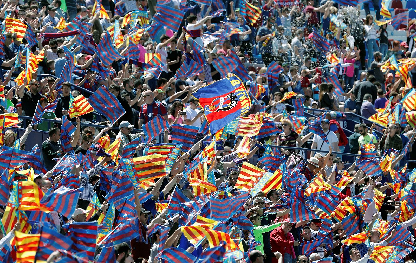 Aficionados ondean banderas del Levante UD en el partido ante el Rayo Vallecano