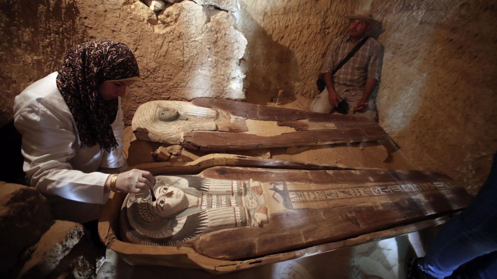 Una arqueóloga trabaja sobre un sarcófago en una de las tumbas descubiertas en Giza