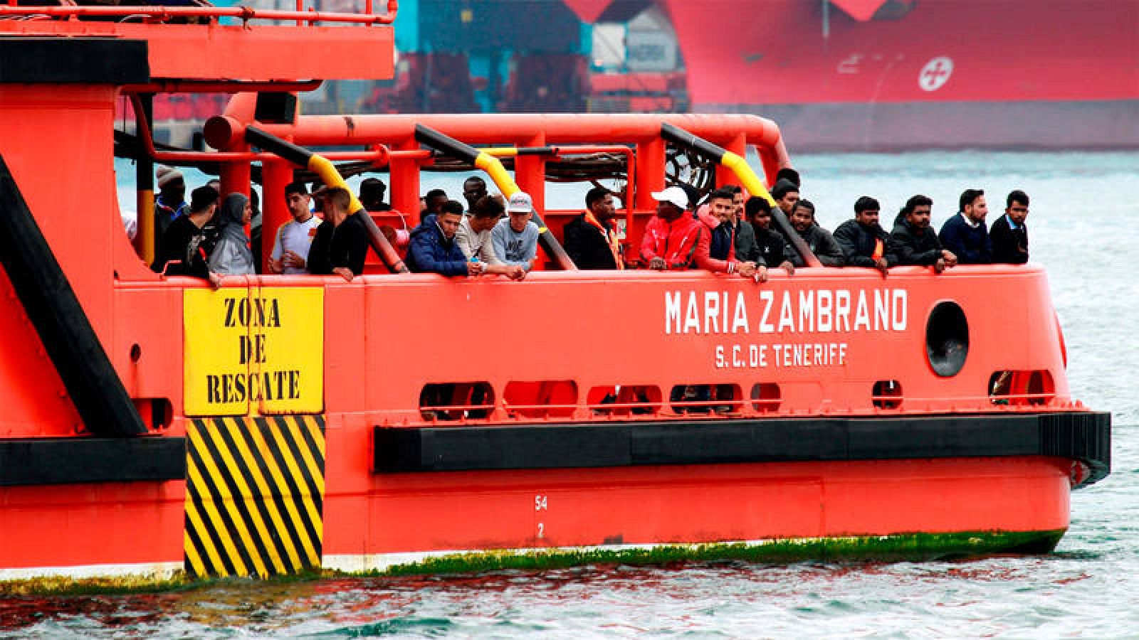 El buque de salvamento marítimo 'Maria Zambrano' se dirige al puerto de Algeciras con varios rescatados