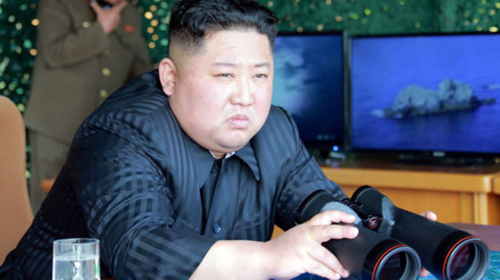 El líder de Corea del Norte, Kim Jong-un, supervisando los ejercicios militares.