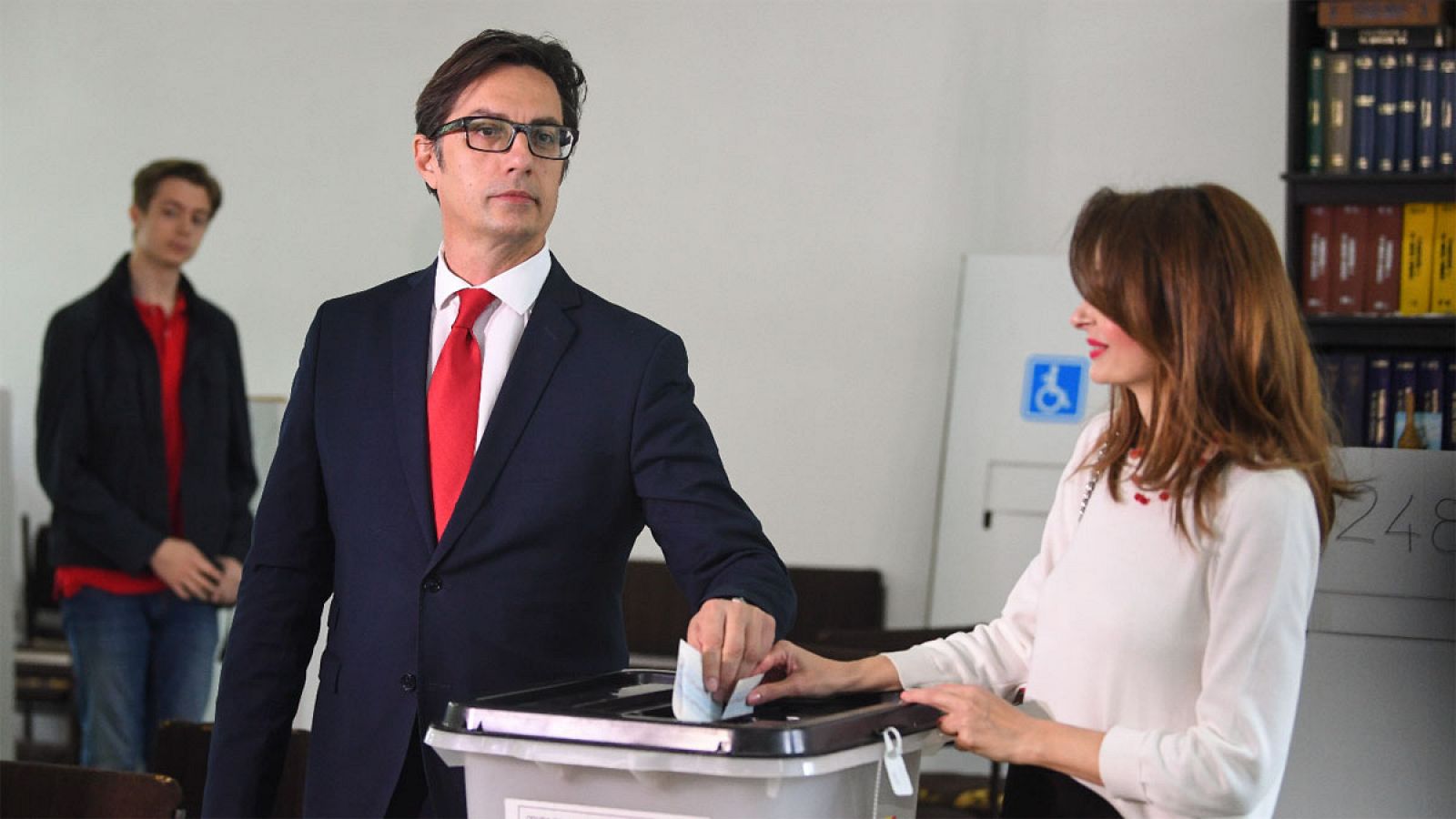 Stevo Pendarovski vota en las elecciones de Macedonia junto a su esposa Elizabeta