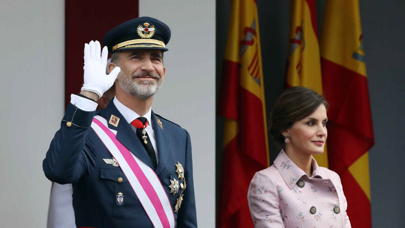 Imagen de archivo de 2018 en la que aparecen el rey Felipe y la reina Letizia, durante el acto central del Día de las Fuerzas Armadas que se celebró en Logroño. 