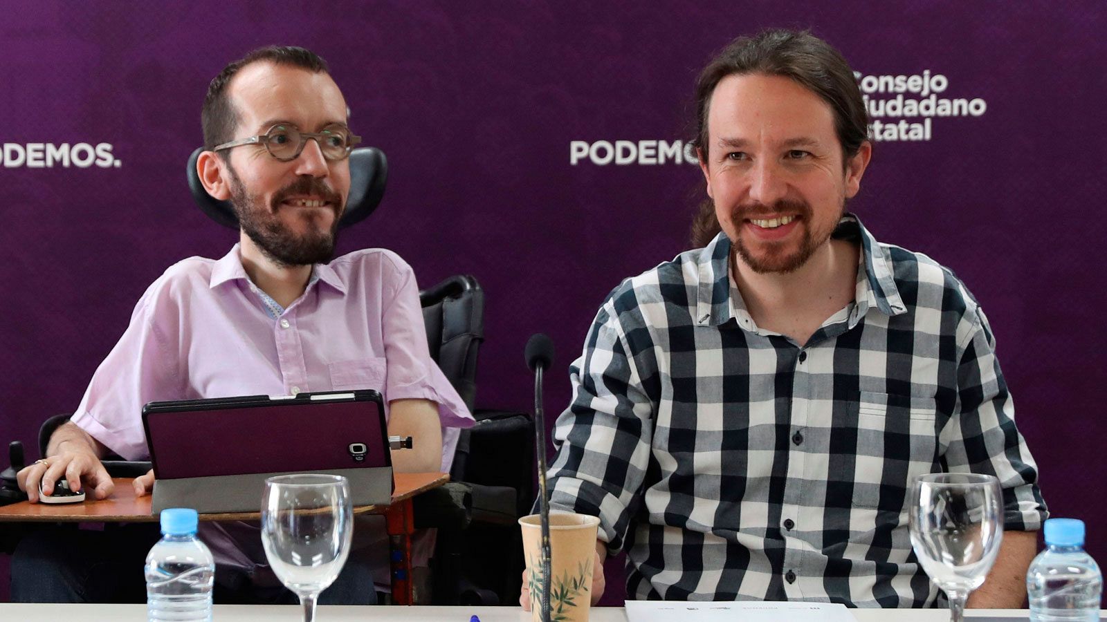 El secretario general de Podemos, Pablo Iglesias, junto al secretario de organización del partido, Pablo Echenique, durante el Consejo Ciudadano Estatal del partido.