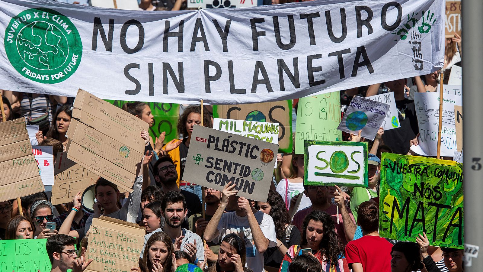 Jóvenes estudiantes pertenecientes al movimiento 'Fridays for Future' se manifiestan para pedir medidas políticas contra el cambio climático.