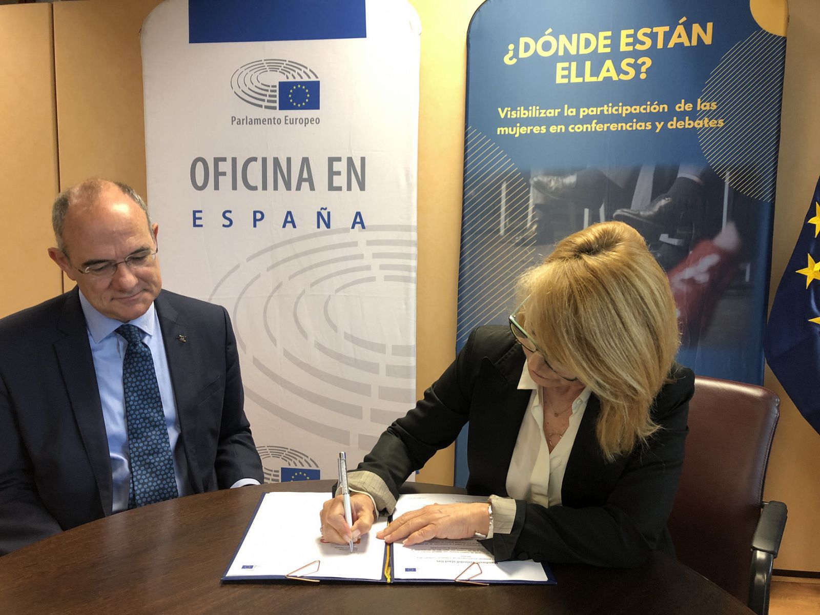 Elena Sánchez y Jaume Duch en la firma del manifiesto esta mañana en Madrid