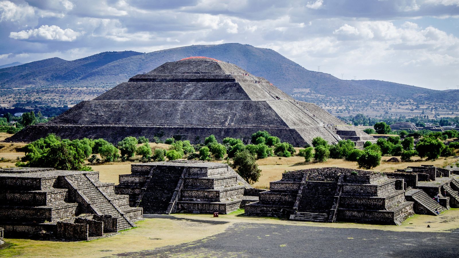 Teotihuacán (en náhuatl: ``lugar donde los hombres se convierten en dioses"¿) fue una de las mayores ciudades prehispánicas de Mesoamérica.