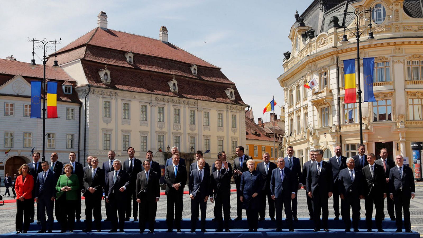 Foto de familia de los líderes de los 27 a su llegada a la cumbre informal de Sibiu (Rumanía)