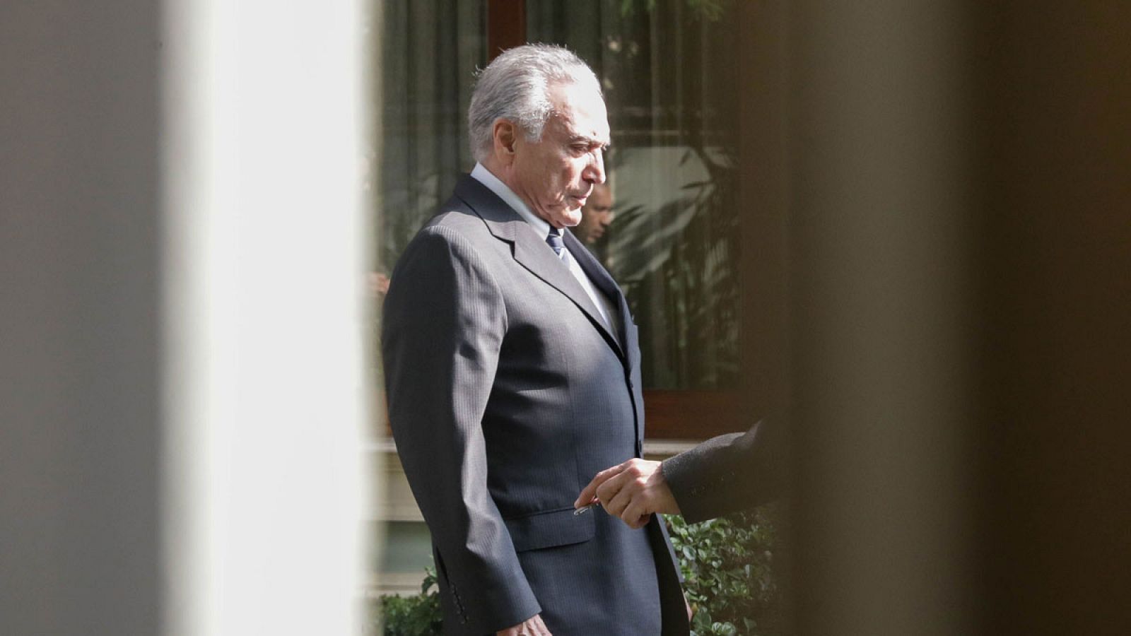 El expresidente de Brasil Michel Temer sale de su casa para regresar a prisión